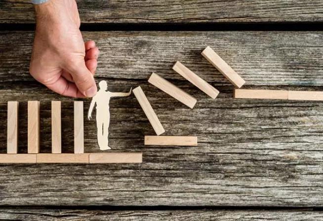 Silhouette d'un homme dans un jeu de domino