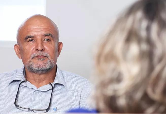 Visuel d'une personne écoutant une autre personne.