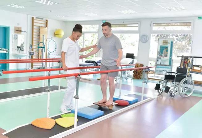 visuel d'une séance de kinésithérapie en établissement de santé