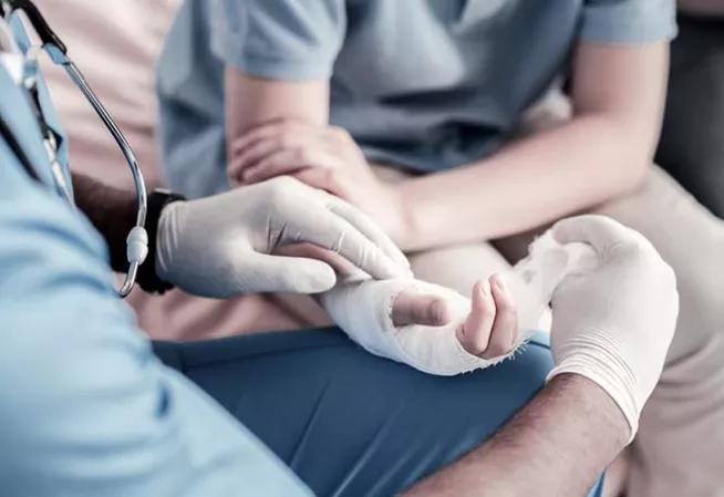 Photo d'un personne jeune se faisant soigner la main