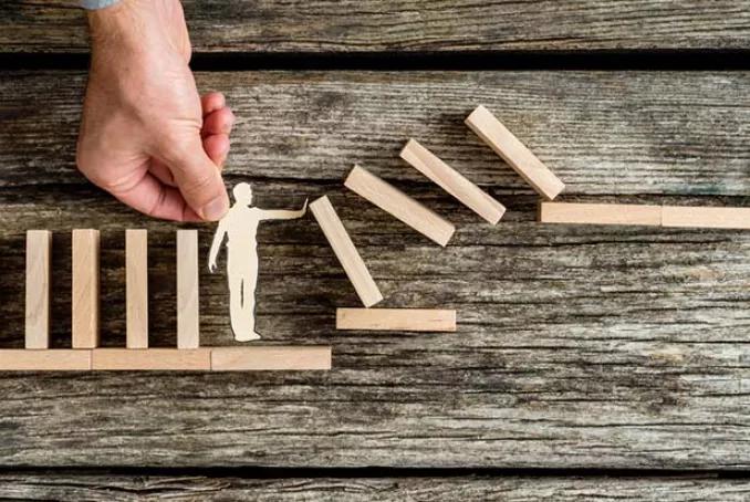 Silhouette d'un homme dans un jeu de domino