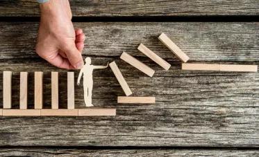 Silhouette d'un homme dans un jeu de domino
