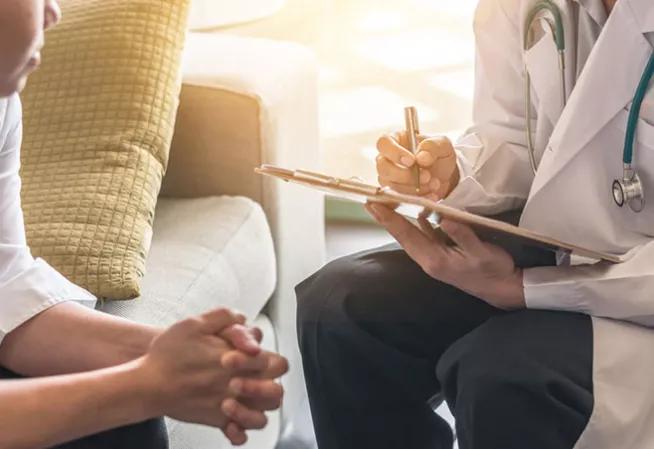 Visuel de deux personnes en consultation