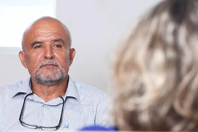 Visuel d'une personne écoutant une autre personne.