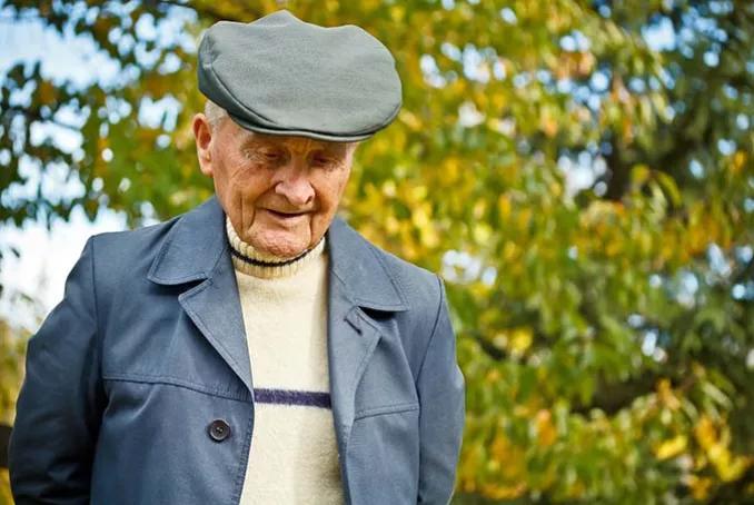 visuel homme âgé